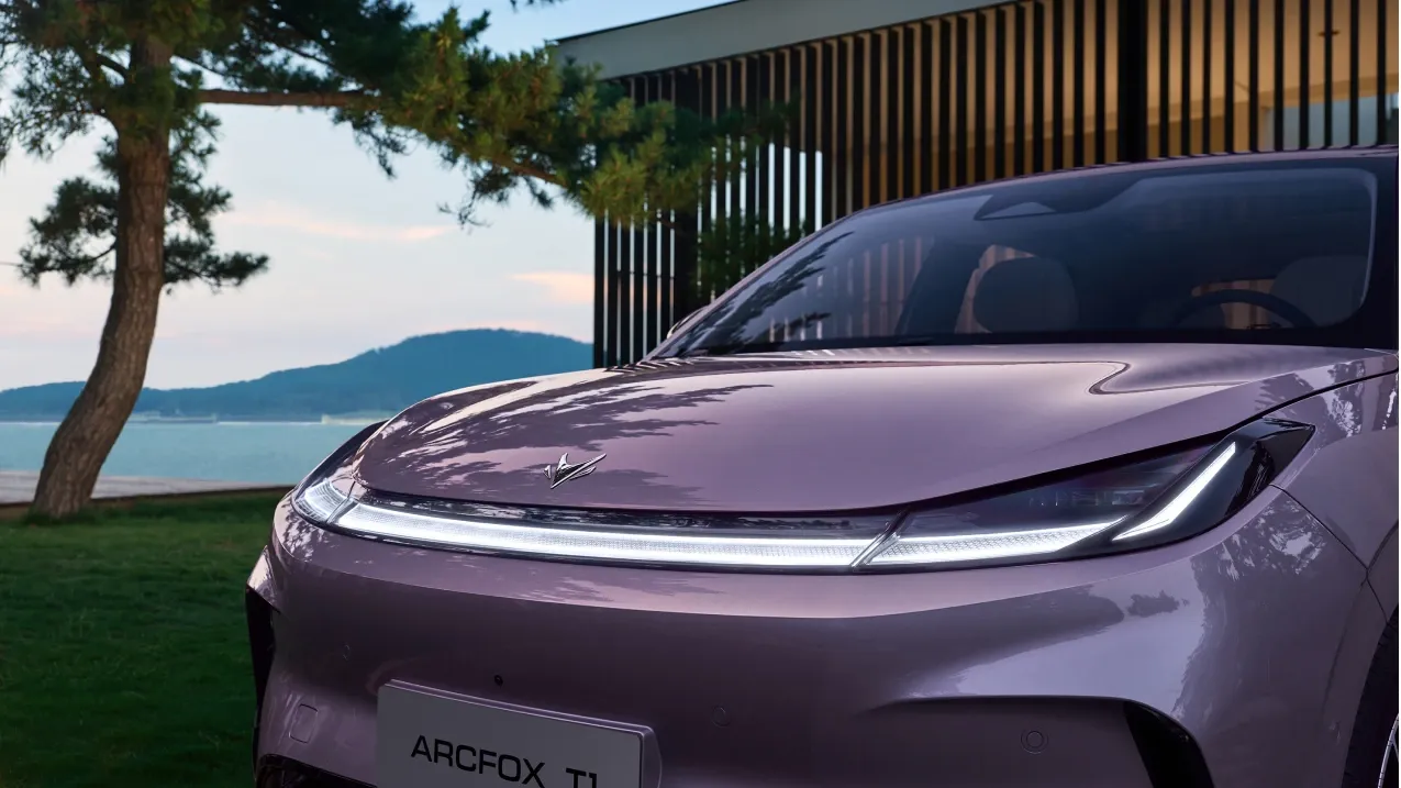 ARCFOX T1 through-type front headlights